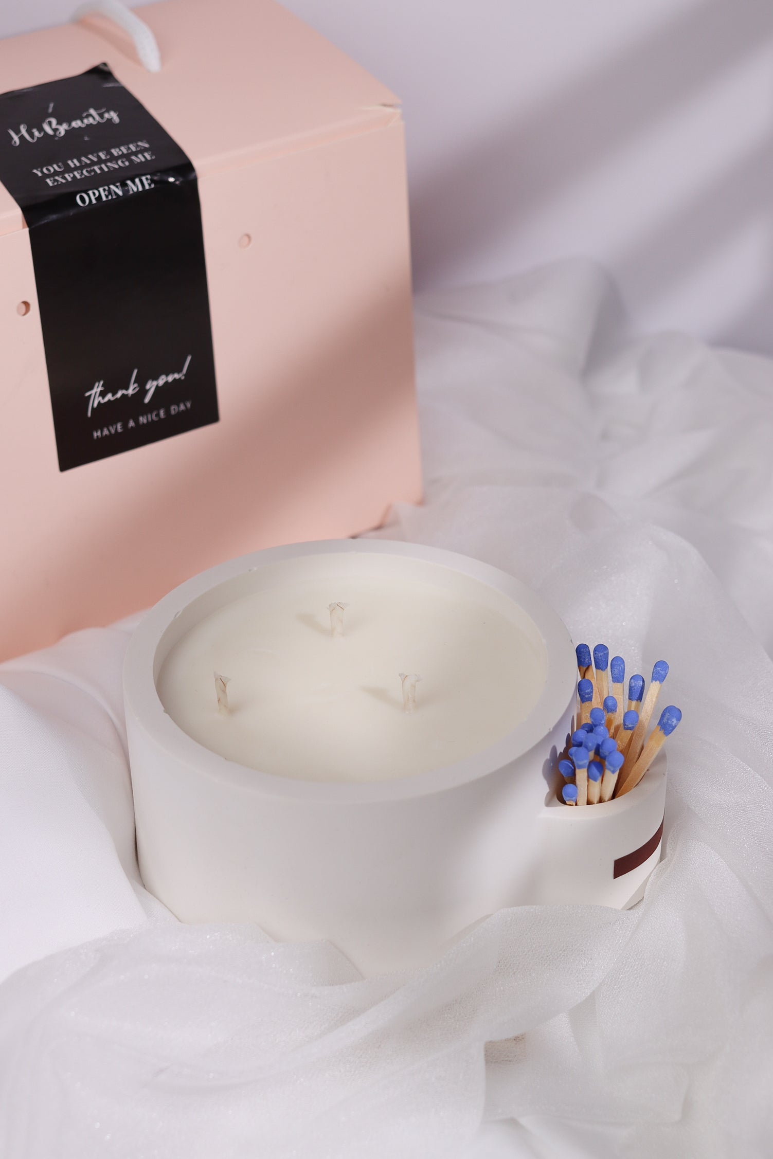 Concrete candle with matches شمعة مصنوعة يدوياً من الاسمنت مع أعواد الكبريت الملونة!